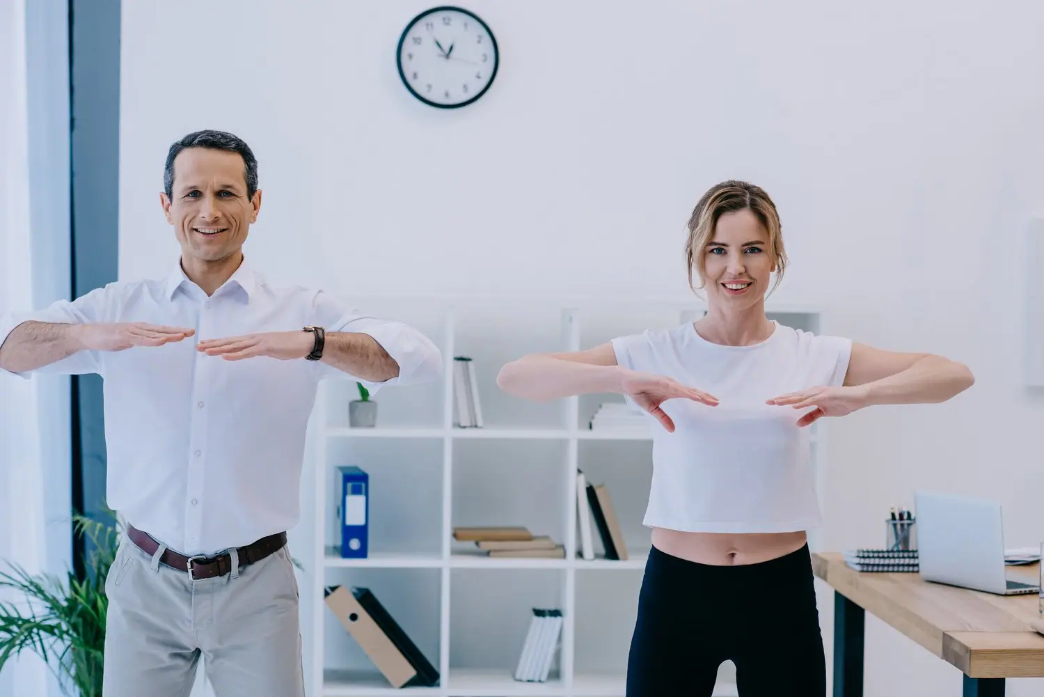 Mikrotrening w biurze - efektywne ćwiczenia przy stanowisku pracy (Zdrowie)