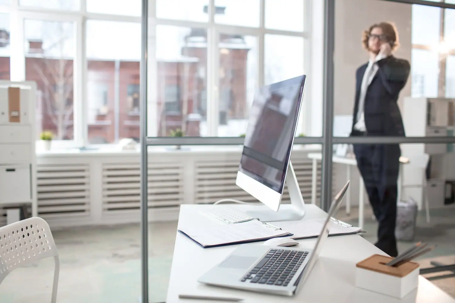 Moda na standing desk - przegląd innowacyjnych rozwiązań 2024 (Trendy)