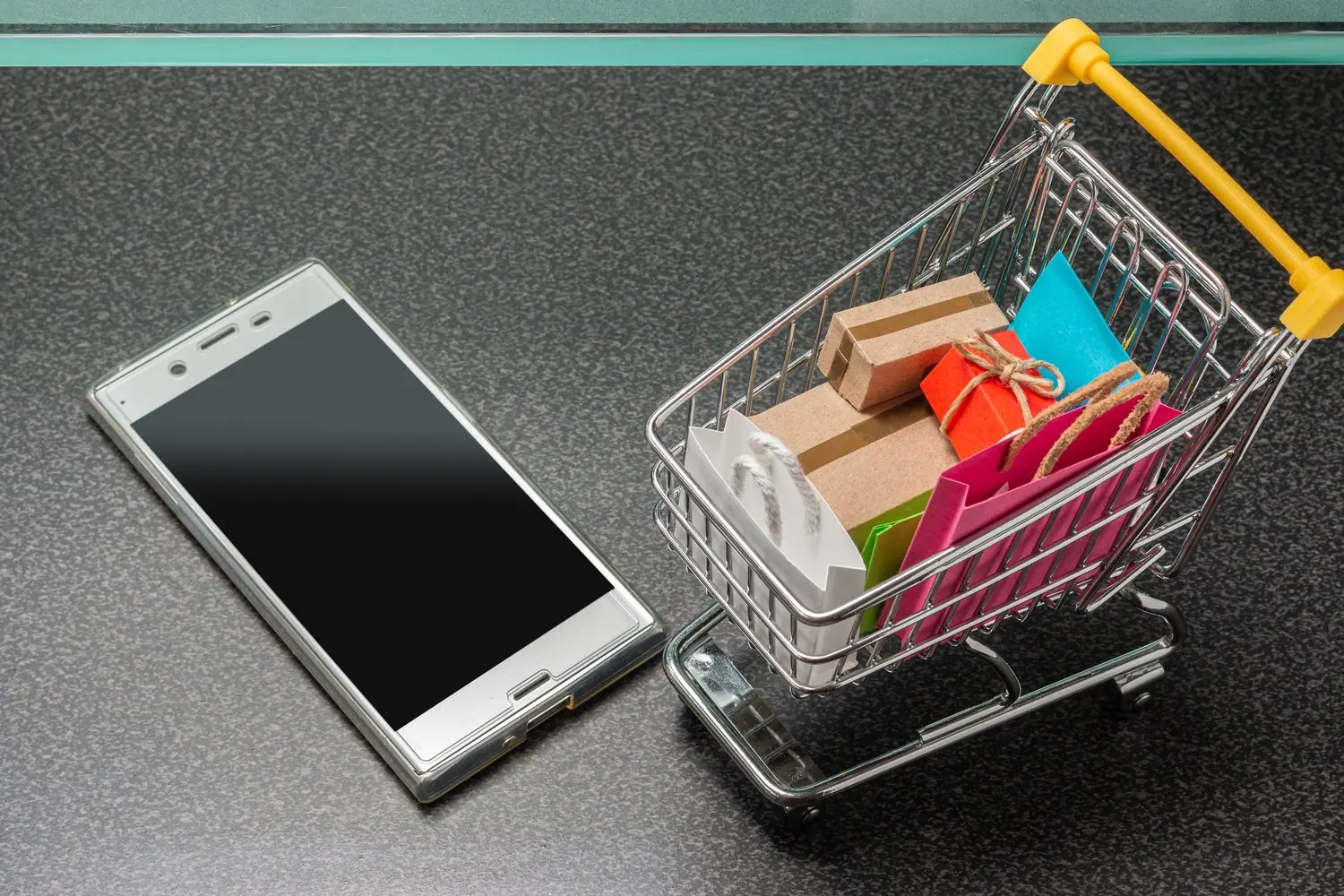 Trendy w mobile commerce 2024 - optymalizacja sprzedaży na urządzeniach mobilnych